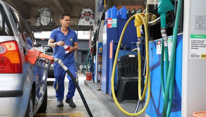 © Rovena Rosa/Agência Brasil Governo fixa subvenção à gasolina em R$ 0,44 por litro
